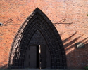 Zdjęcie przedstawia portal wejściowy do kościoła pw. św Antoniego w Sławnie.                                                                                                                            