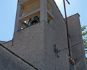 Zdjęcie przedstawia zbliżenie na dzwonnicę kościoła w Klępczewie .                                                                                                                                      