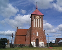Zdjęcie przedstawia kościół pw. Matki Boskiej Królowej Polski w Tychowie od strony zachodniej.                                                                                                          