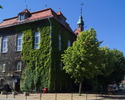 Zdjęcie przedstawia zabytkowy budynek dawnego starostwa w Sławnie. Mieści się w nim galeria 'W Ratuszu' oraz siedziba Urzędu Miasta i Gminy Sławno.                                                     