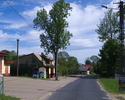Zdjęcie przedstawia główną drogę we wsi Cisowo wraz z zabudowaniami. Z lewej strony drogi widoczny jest budynek Ochotniczej Straży Pożarnej.                                                            