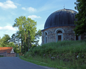 Zdjęcie przedstawia widok na kościół w Gawrońcu od strony wjazdu do miejscowości z kierunku na Stare Resko.                                                                                             