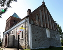Na zdjęciu znajduję się strona wejścia oraz ściana boczna kościoła, który po pożarze został odbudowany w latach 1965-67.                                                                                