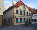 Zdjęcie przedstawia zabytkowy budynek, w którym mieści się Centrum Obsługi Turystycznej w Darłowie.                                                                                                     