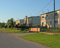 Zdjęcie przedstawia osiedle bloków czterorodzinnych w Dąbrowie Białogardzkiej.                                                                                                                          