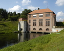 Zdjęcie przedstawia elektrownię wodną w Borowie.                                                                                                                                                        