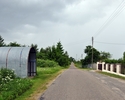 Zdjęcie przedstawia jedną z ulic w Truskolesie wraz z przystankiem autobusowym znajdującym się przy niej                                                                                                