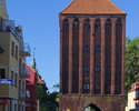 Zdjęcie przedstawia widok na Bramę Słupską w Sławnie od strony zachodniej.                                                                                                                              