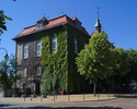 Zdjęcie przedstawia zabytkowy budynek dawnego starostwa w Sławnie od strony ul. M. Curie-Skłodowskiej. Obecnie mieści się w nim Urząd Miasta i Urząd Gminy.                                             