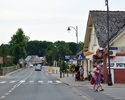 zdjęcie przedstawia główną ulice przejazdową w Trzęsaczu, sklep spożywczy oraz przystanek autobusowy na dalszym planie                                                                                  