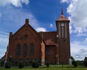 Zdjęcie przedstawia kościół pw. Matki Boskiej Królowej Polski w Tychowie od strony północnej.                                                                                                           