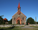 Zdjęcie przedstawia kościół oraz dzwonnicę drewnianą w Cieszeniewie.  Widok od frontu.                                                                                                                  