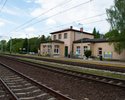 Widok przedstawia  dworzec kolejowy w Bierzwniku.                                                                                                                                                       