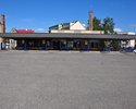 Zdjęcie przedstawia dworzec wraz z placem podjazdowym autobusów i peronami                                                                                                                              
