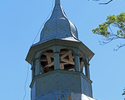 Zdjęcie przedstawia zbliżenie na wieżę kościoła w Lekowie.                                                                                                                                              