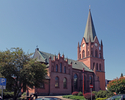 Zdjęcie przedstawia kościół PW NMP w Połczynie-Zdroju od strony ulicy Grunwaldzkiej.                                                                                                                    