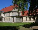 Zdjęcie przedstawia pałac w Lekowie w widoku od południowej. Widoczna ściana boczna i tył budynku.                                                                                                      