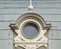 Zdjęcie przedstawia zdobione okno budynku  przy ulicy  Marszałka J.Piłsudskiego 5                                                                                                                       