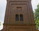Zdjęcie przedstawia zbliżenie na front wieży kościelnej w Ostrym Bardzie.                                                                                                                               