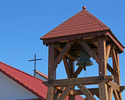 Zdjęcie przedstawia zbliżenie na drewnianą dzwonnicę przy kościele pw MB Fatimskiej w Mysłowicach.                                                                                                      