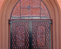 Zdjęcie przedstawia zdobione drzwi wejściowe do kościoła PW NMP w Połczynie-Zdroju.                                                                                                                     