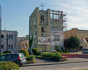 Zdjęcie przedstawia kościół  PW JONMP w Połczynie-Zdroju od ulicy cmentarnej.                                                                                                                           