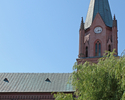 Zdjęcie przedstawia wieżę i część ściany bocznej kościoła PW NMP w Połczynie-Zdroju od strony ulicy Mariackiej.                                                                                         