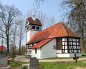 Na zdjęciu znajduje się ściana boczna oraz tył kościoła, który położony jest na cmentarzu.                                                                                                              