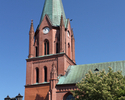 Zdjęcie przedstawia wieżę kościoła PW NMP w Połczynie-Zdroju od strony ulicy 5 Marca.                                                                                                                   