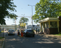 Zdjęcie przedstawia bramę wjazdową oraz budynek główny Samodzielnego Publicznego Zakładu Opieki Zdrowotnej "Zdroje".                                                                                    