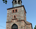 Zdjęcie przedstawia front z wieżą i wejściem kościoła w Łęgach.                                                                                                                                         