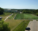 Zdjęcie przedstawia ogrodzony teren boiska na Obiekcie Sportowym Bukowe.                                                                                                                                