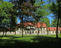 Zdjęcie przedstawia pałac w Lekowie w widoku od strony parku.                                                                                                                                           