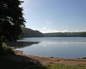 Zdjęcie przedstawia widok na jezioro od strony parku w Kłokowie.                                                                                                                                        