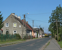 Zdjęcie przedstawia zabudowania przy drodze w Mysłowicach, widok od strony Sławoborza                                                                                                                   