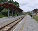 zdjęcie przedstawia trakcję kolejową, oraz zadaszenie dworca                                                                                                                                            