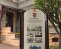 Zdjęcie przedstawia tablicę informacyjną umieszczoną obok  budynku przy ulicy  Marszałka J.Piłsudskiego 5                                                                                               