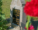 Zdjęcie przedstawia zbliżenie tablicę pamiątkową na cmentarzu w Powalicach.                                                                                                                             