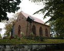 Na zdjęciu znajduję się strona wejścia oraz ściana boczna kościoła, który został zbudowany w latach 1840-1842.                                                                                          