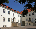 Zdjęcie przedstawia dziedziniec zamku w Połczynie -Zdroju.                                                                                                                                              