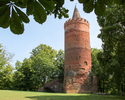 Wieża Zamkowa w Golczewie otoczona jest bujną zielenią.                                                                                                                                                 
