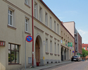 Zdjęcie przedstawia kamienice przy ulicy 5 Marca w Połczynie-Zdroju, w głębi widoczny Plac Wolności.                                                                                                    