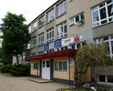 Zdjęcie przedstawia budynek i wejście główne do Zespołu Szkół Ogólnokształcących nr 5.                                                                                                                  