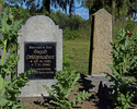 Zdjęcie przedstawia zbliżenie na jedną z  poniemieckich tablic nagrobnych na cmentarzu w Powalicach.                                                                                                    