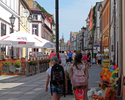 Zdjęcie przedstawia ulicę Grunwaldzką w Połczynie-Zdroju widzianą od strony 5 Marca.                                                                                                                    