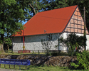 Zdjęcie przedstawia kościół w Powalicach, widoczny front i ściana boczna.                                                                                                                               