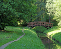 Zdjęcie przedstawia mostek przy południowym stawie w  parku w Połczynie-Zdroju.                                                                                                                         