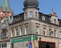 Zdjęcie przedstawia kamienicę przy skrzyżowaniu ulic 5 Marca i Grunwaldzkiej w Połczynie-Zdroju.                                                                                                        