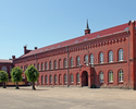 Zdjęcie przedstawia budynek szkoły podstawowej przy ulicy Grunwaldzkiej w Połczynie-Zdroju, widok od strony boiska szkolnego.                                                                           