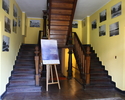 Charakterystycznie poprowadzone drewniane schody, prowadzące do sal muzealnych.                                                                                                                         
